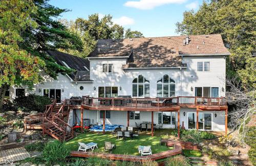 Lakefront Group Stay, Sleeps 19, Indoor Pool, Hot Tub, Arcades - Foto 1