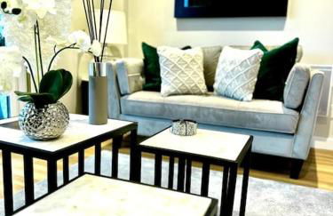 Exclusive Marina View Apartment Free Parking - Photo 37