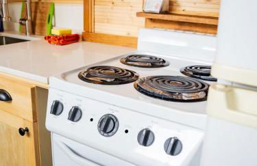 Cottage 10 - King Bed Child Loft w Twin Private Bath Kitchenette Pets Allowed Fee applies - Photo 5