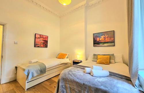 Lovely Ground Floor Home with High Ceiling and a Private Garden with Deck by Earl's Court Station - Photo 16