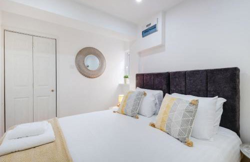 Luxury 5 BDR 2 BA House with Parking in Sandhurst By 360Stays - Photo 29