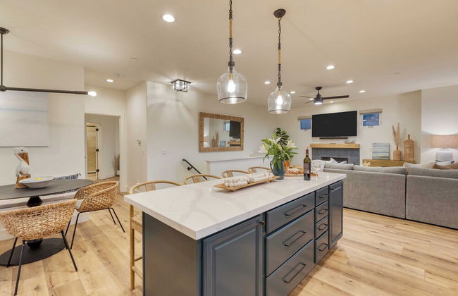 Sunset Serenity by Avantstay Rooftop w/ Hot Tub & Fire Pit, 3 Blocks to Beach! - Foto 17