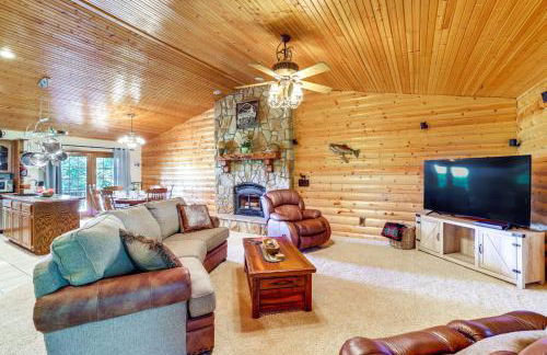 Just a Cast Away Cassville Cabin with Covered Deck - Foto 1