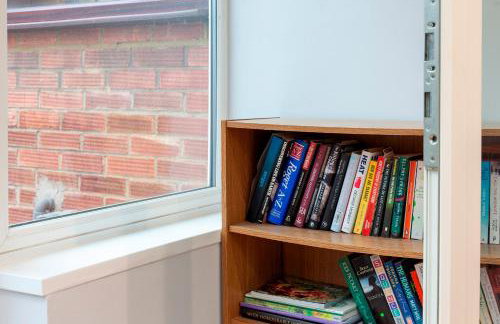 Pass the Keys Spacious and modern house with Free Parking - Photo 51