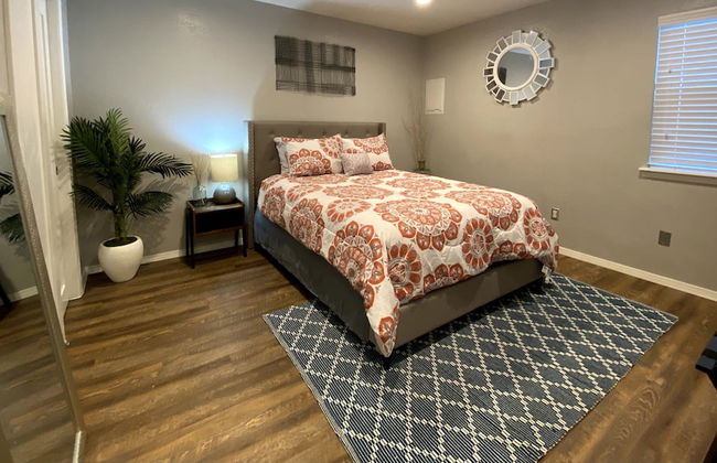Evie's Campus-close 2 bedroom luxury - Photo 6