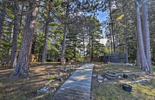 Lakefront Family Getaway with Private Deck and Dock! - Foto 24