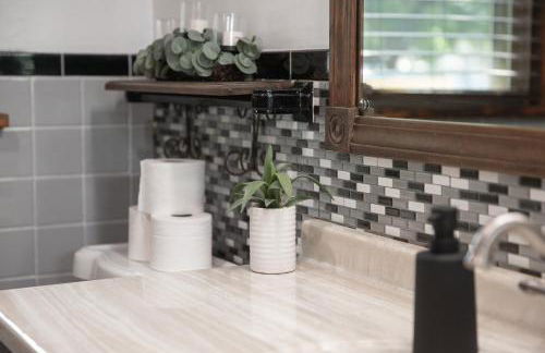 Sideline Sanctuary: Cozy Nights, Game Day Lights - Foto 37