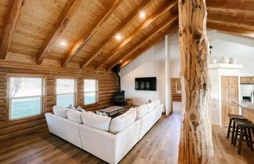 Splendor Valley Farms Huge Log Cabin with King Bed Bunk Beds and Game Room - Photo 31
