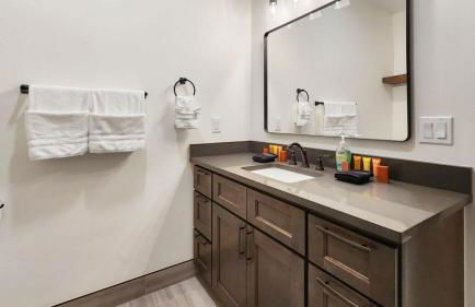 3BR+Loft Modern Mountain Retreat w Hot Tub - Foto 35