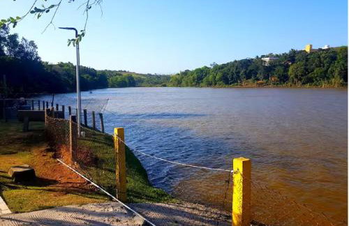 Vista para a lagoa - Enseada Azul, perto da Bacutia e Peracanga - Duas suítes Ar Condicionado - Varanda Gourmet - Lazer Completo, piscinas, quadras, sauna, pescaria, náutica, bar, restaurante, parques - Estacionamento e Portaria 24h - Foto 79