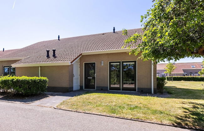 Restyled Bungalow With Dishwasher, Near the Beach - Photo 26