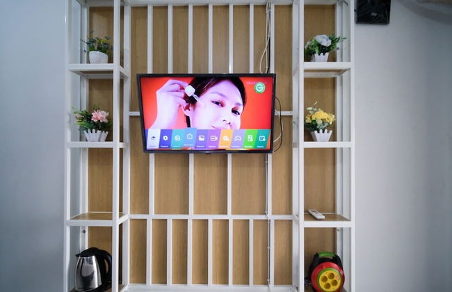 New Studio Apartment With Strategic Location At Suncity Residence - Foto 19