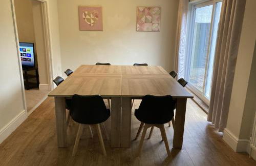 Large 4 bed detached house with parking - Foto 4