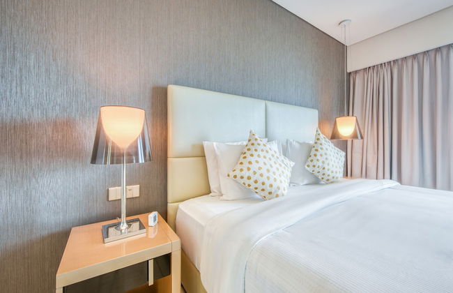 Maison Privee - Cool Dubai Apt next Burj Khalifa & Design District - Photo 4