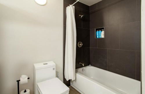 Historic Downtown Loft with Modern Flare - Foto 37