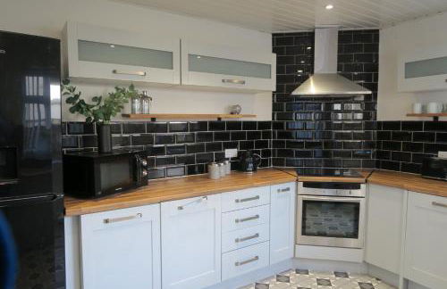 NEW 4 Bed house close to train station and town - Foto 9