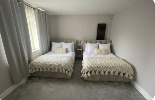 Cosy 4 bedroom house in borehamwood with large onsite parking and large beds - Foto 2