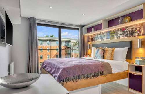 Practical Studio For 2 In Leeds, Free Breakfast - Photo 1