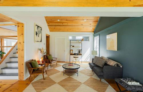 Rustic Luxe Creekside Retreat with Hot Tub and Fire Pit, Minutes From Hudson - Foto 1