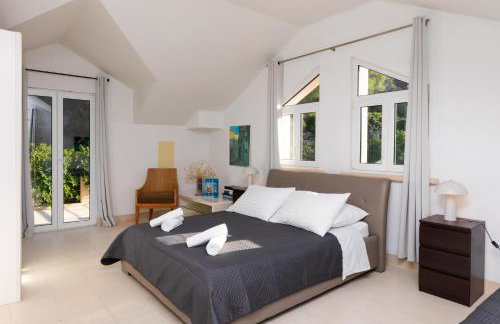 VILLA PHILIPPA - luxurious five-room villa - idyllic location - first row to the sea - spectacular view of the sea bay - unforgettable sunsets - 15 minutes from Supetar ferry port - free parking - private heated pool - Foto 59