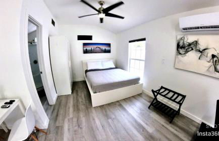 All modern Studio with private entry & parking. - Foto 11