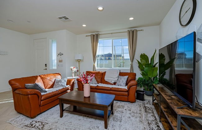 Luxurious Ontario Townhouse Ideal Family Retreat - Photo 6