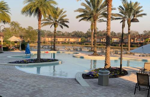 Spacious 4 BR Townhouse with 2 King Size Master Bedrooms, 3 miles to Disney, Free WiFi and Free Parking - Foto 5