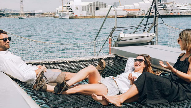 Paseo en catamarán por Barcelona - Foto 3, Un grupo de amigos durante el paseo en catamarán por Barcelona