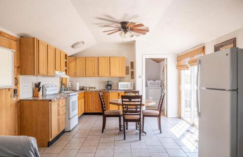 Open Concept Cabin for 2 - Near Ark Encounter! - Foto 2