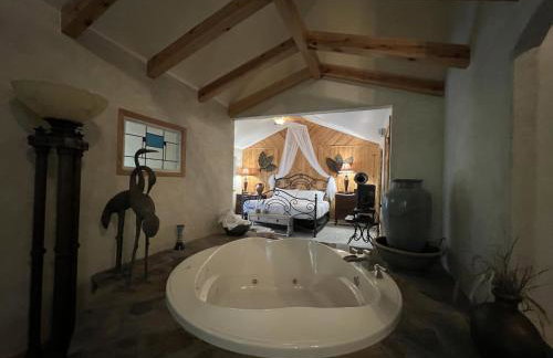 C19, One bedroom luxury, log-sided Couple's Cottage with private hot tub and unique extras cottage - Foto 22