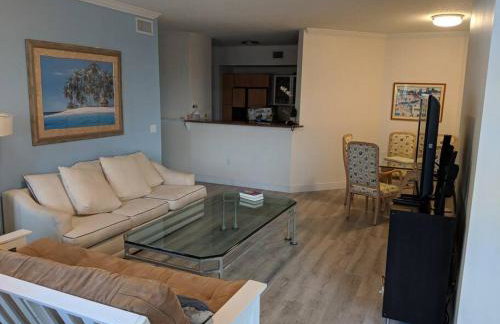 Luxurious, family-friendly 3BR condo on the water - Foto 11