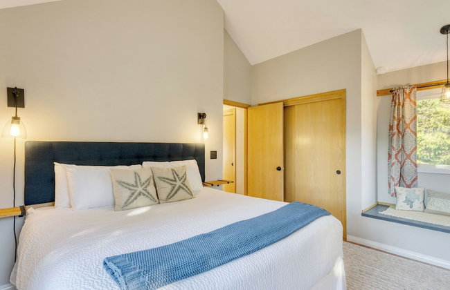 Royal Canoe by Avantstay Walk to the Shore + Cozy Fireplace - Photo 96