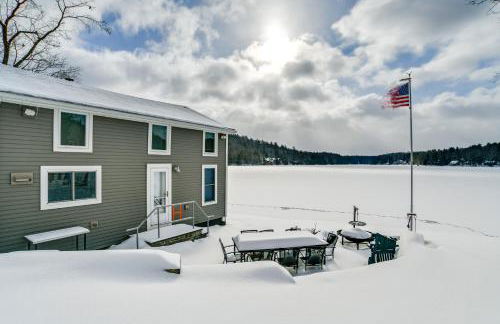 BBQ Ready Lakeside Milford Home with Paddleboat - Foto 39