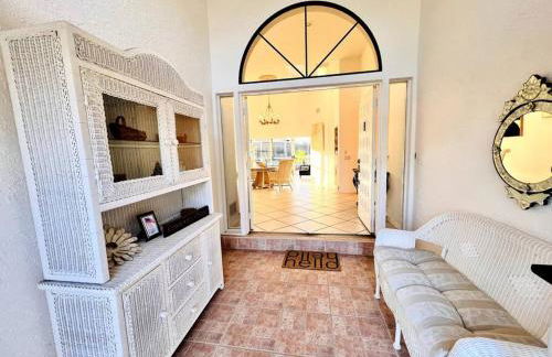 Waterfront Home With Heated Pool/Jacuzzi and only 1mile to beach - Foto 25