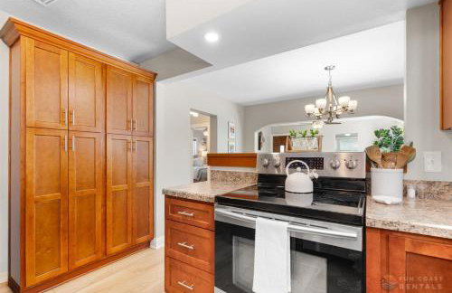 Adorable Dog Friendly Home with Fenced Yard, Office, STEPS to Canal & Hospital! - Foto 15