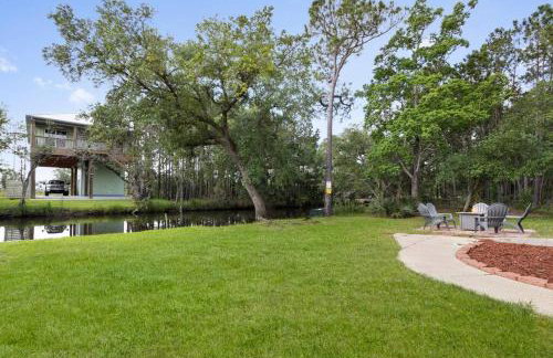 Waterfront Home Game Room Ping Pong Outdoor Bar Area - Foto 52