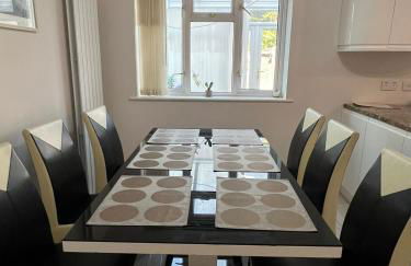 Spacious 4 bed Farnborough AirShow - Foto 1