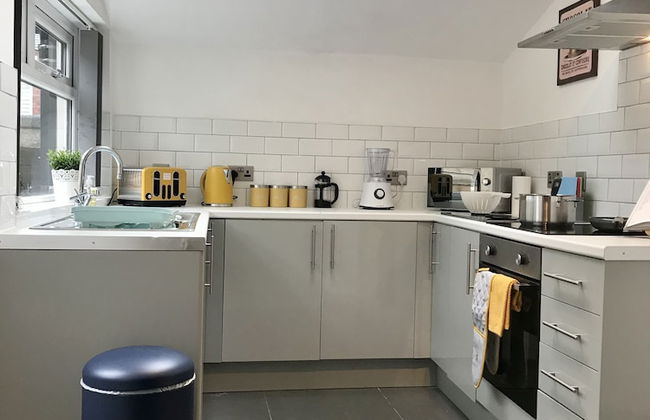 Stylish 3 Bedroom House Only 5 Mins From M6/m58 - Photo 21