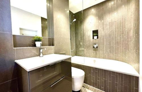 Sea View Ultra Modern 2 bedroom Apartment - 1 Min Walk to the Best Beach! - Great Location - FREE Parking - Fast WiFi - Smart TV - sleeps up to 4! Close to Purbeck, Corfe Castle, Sandbanks, Poole & Bournemouth - Foto 15