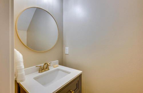 Modern Woodlands Townhome with Spacious Yard and Patio - Photo 22