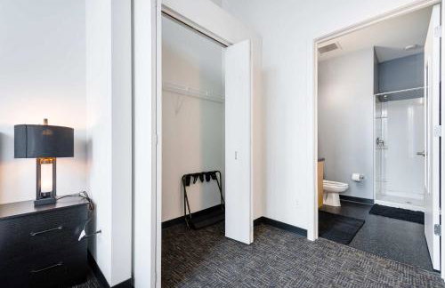 West Loop - City Views With In & Out Parking 2 - Photo 5