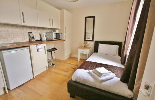 Central Studios Gloucester Road by RoomsBooked - Free Parking - Photo 5