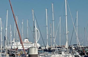 Beautiful Marina Apartment with private garden, flexible bedrooms with zip & link beds - Photo 1