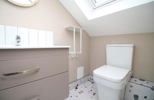 LUXURY 4 Bedroom 4 Ensuite Home in Penarth (Pool Table Games Room & BBQ Garden) with Sea Views - Photo 54