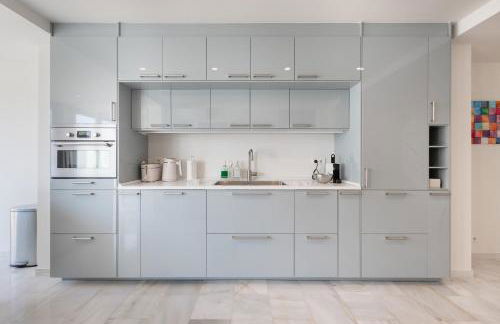 Luxurious And Modern Family Home - Photo 9