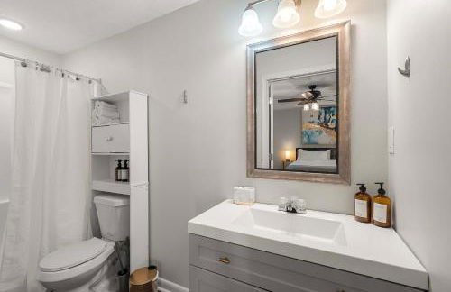 Cozy 4BR Home Pet Friendly Large Yard & Patio - Foto 47