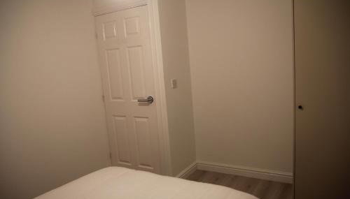 Comfy 2-bedroom Flat with Private Parking - Foto 5, wardrobe