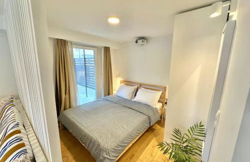 Minimalist Seaside Apartment with Private Patio and Parking - Blue Zone Homes - Foto 2