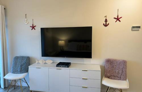 Newly Remodeled Mid-Century Modern Lake Condo - Foto 20