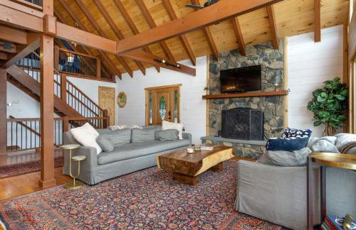 A Celestial Chalet Pets, Hot Tub & Mountain View - Photo 17